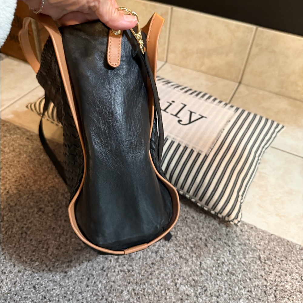 Giorgio Milani  Chic Black and Tan Woven Shoulder Bag - Picture 5 of 7